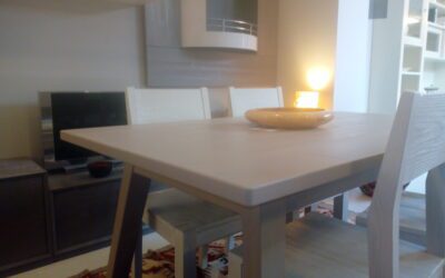 Tavolo allungabile con sedie in legno massello, F.lli Mirandola