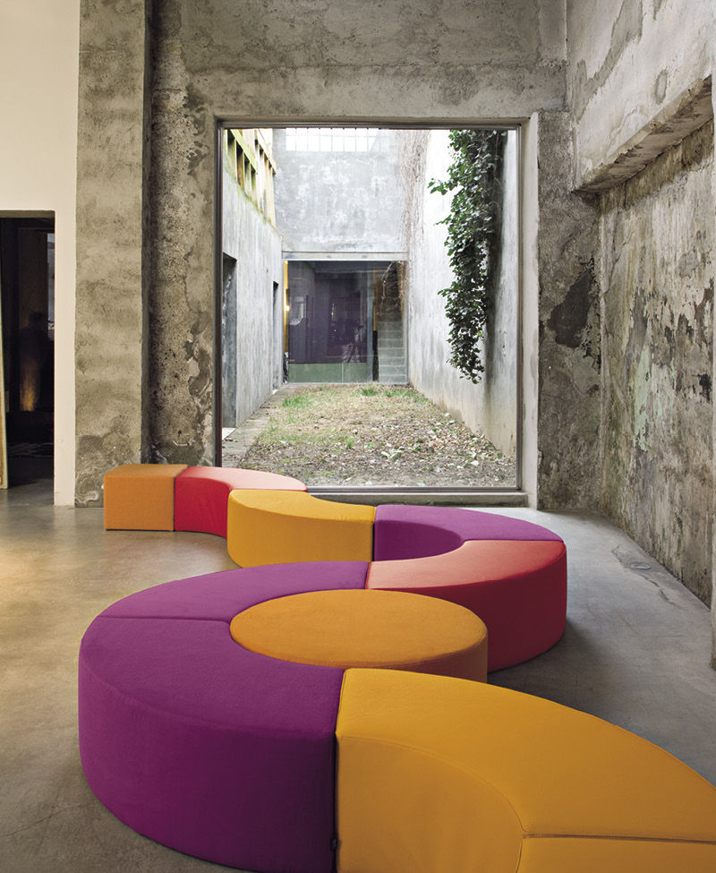 Sedute colorate inserite in ambiente moderno