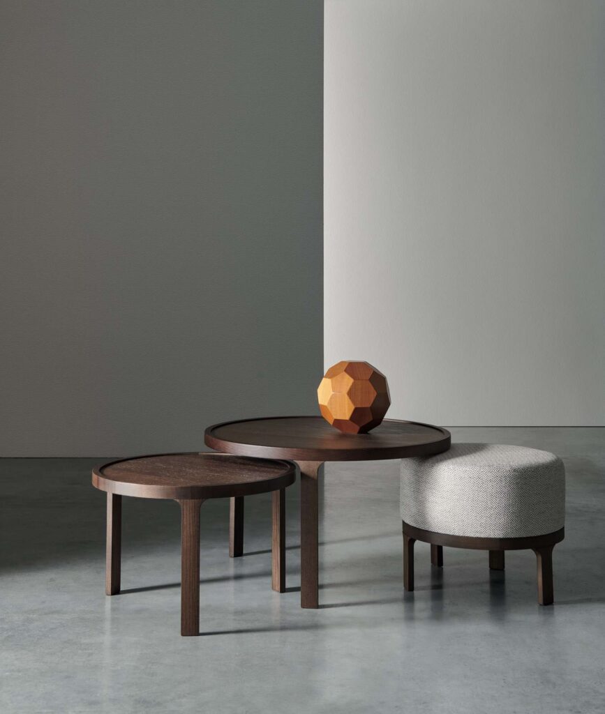 Tavolino e sedute in ambiente minimal