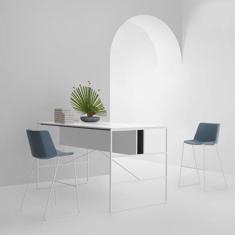 Tavolino con struttura sottile