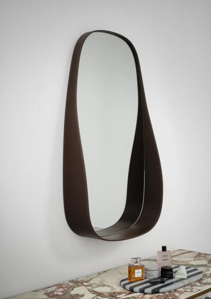 Specchio ovale con cornice scura